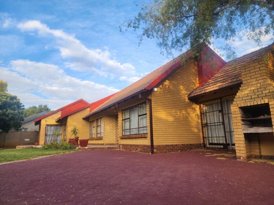 4 Bedroom Property for Sale in Pellissier Free State